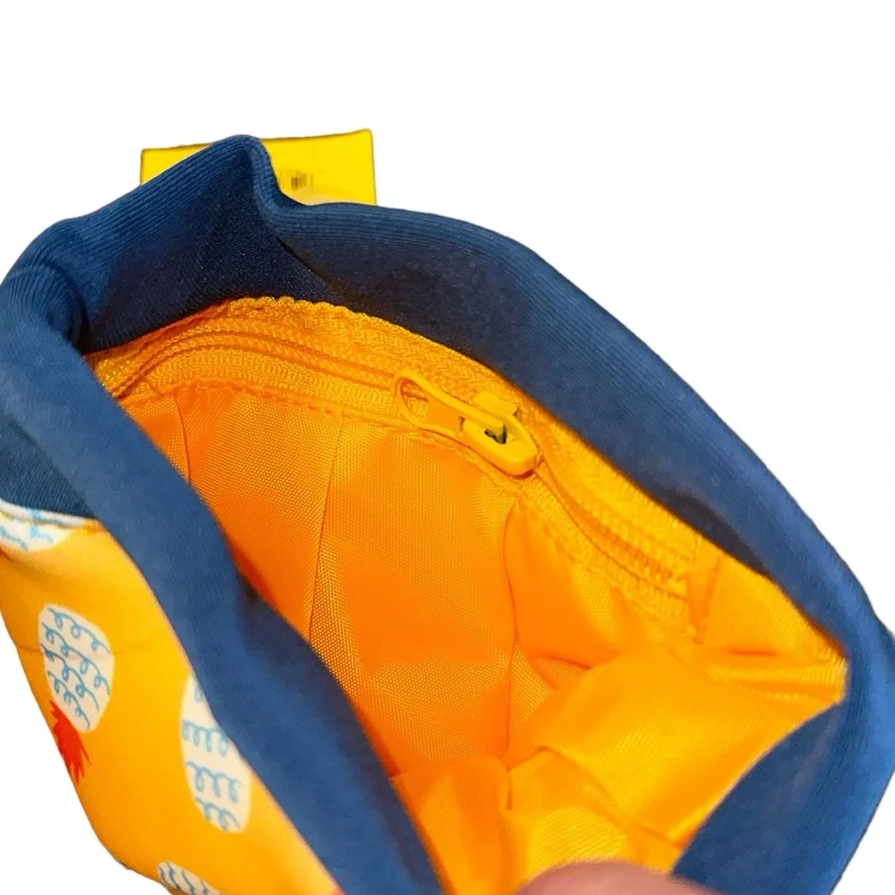 Pineapple Pet Treat bag with magnetic closure, attached‎ leash for the bag NWT